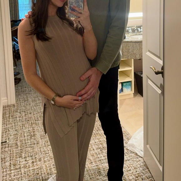 Petal and Pup taupe sleeveless sweater and pant set - Picture 6 of 6